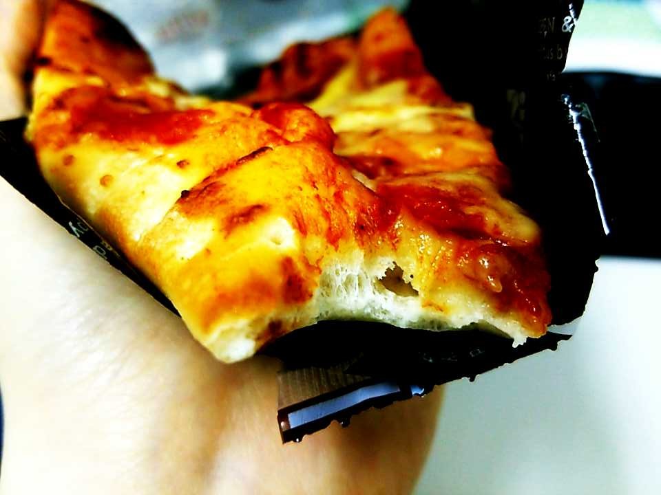 熟成生地のトマトチーズピザ（セブンイレブン新商品）